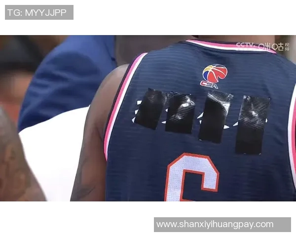 球迷疯狂冲入赛场抢夺C罗球衣引发热议的奇葩事件 球迷疯狂冲入赛场抢夺C罗球衣引发热议的奇葩事件