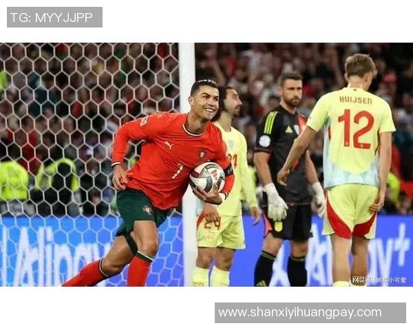 球迷疯狂冲入赛场夺走C罗球衣引发热议与争议 球迷疯狂冲入赛场夺走C罗球衣引发热议与争议